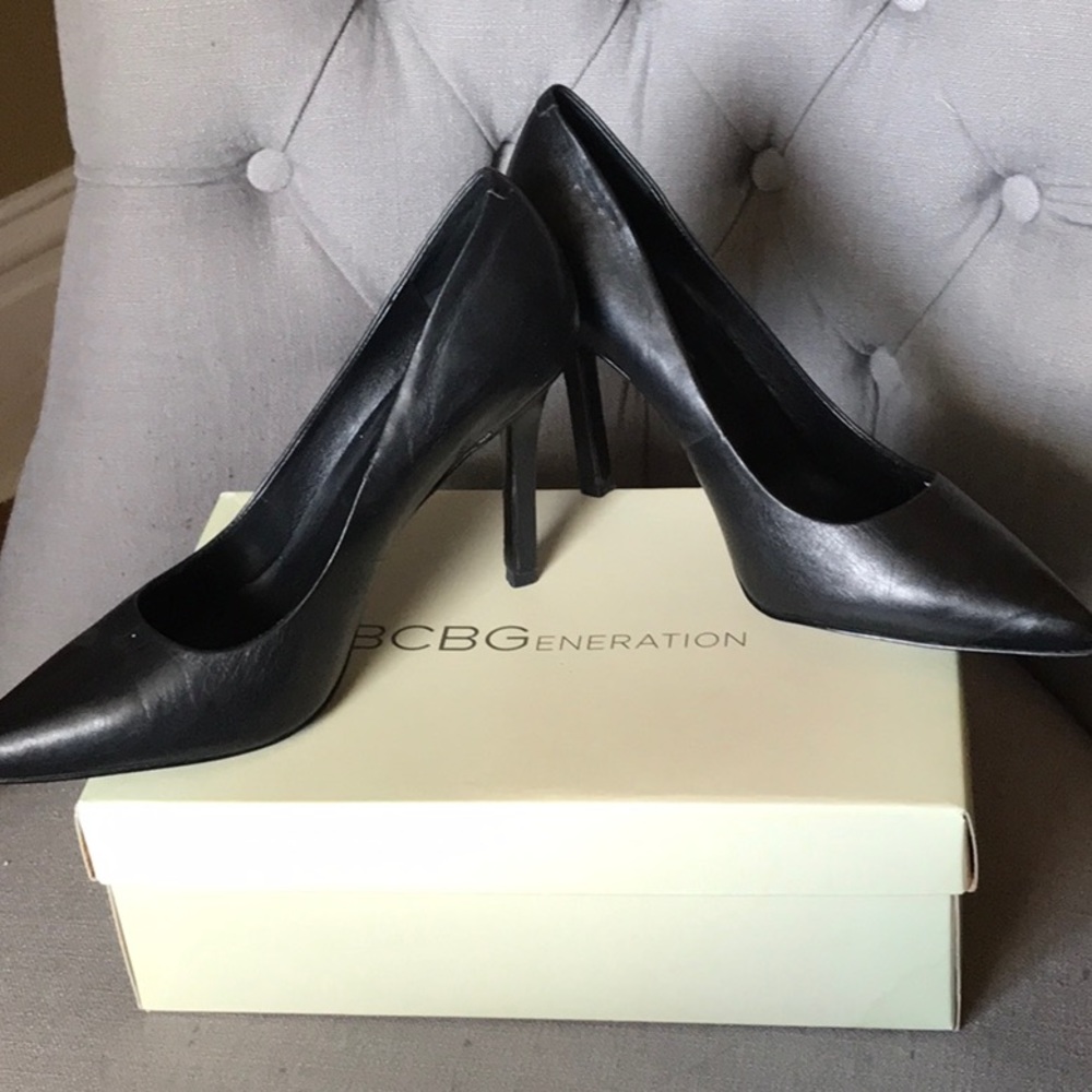 BCBG black heel pumps💋💋💋